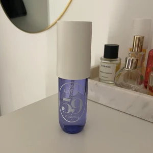 Parfym Sol de Janeiro 59 - Sol de Janeiro, hair and bodymist. Endast sprayad ett fåtal ggr för att testa doften. Köpt i november så nyligen, och i superfint skick nästan full flaska💜