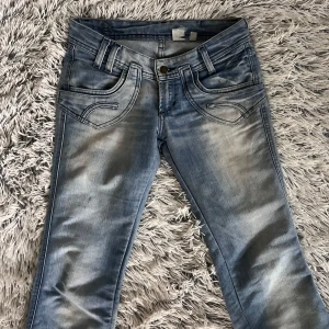 Lågmidjade bootcut jeans - Lågmidjade bootcut jeans. Har en liten fläck som inte går bort men som knappt märks. Bild finns i annonsen. Midjan är ca 37,5 cm och de passar i längd för mig som är 167