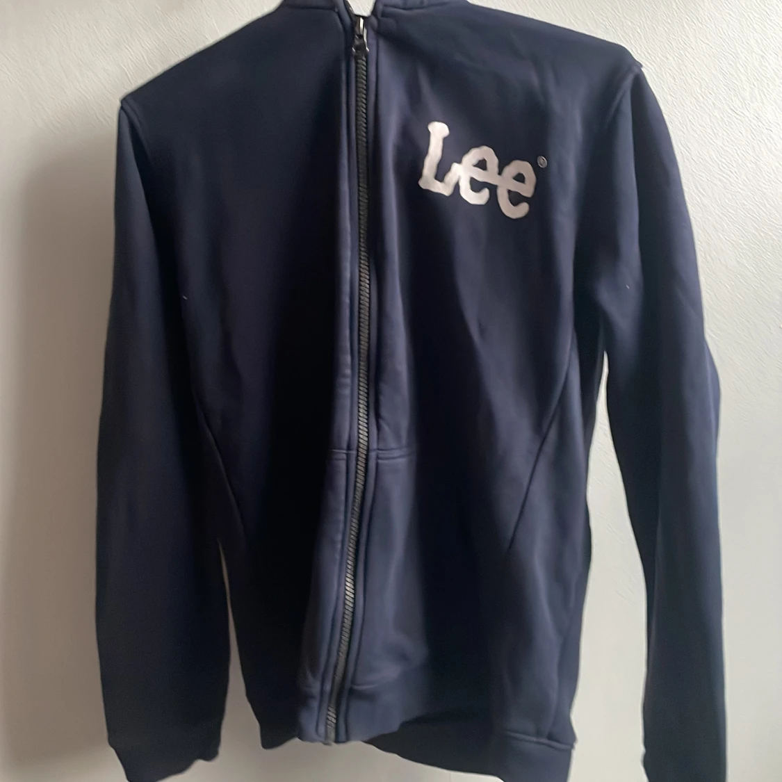Mörkblå hoodie från Lee