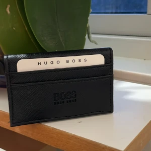 Hugo boss plånbok  -  Säljer en helt ny Hugo Boss plånbok inte söndrig någonstans och om du har några frågor då är det bara att fråga