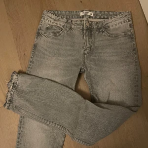 Lågmidjade jeans från bull and bear - Snygga grå jeans från pull and bear i storlek 36. Helt oanvänd men sprättt upp i byxändan!💕