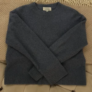 Grå stickad tröja från & Other Stories - Tröja från & other stories,blå grå färg. storlek xs