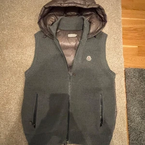 Moncler väst  - Säljer en snygg sällsynt moncler väst storlek M passar lite större s intresserad av byten mot en cardigan 