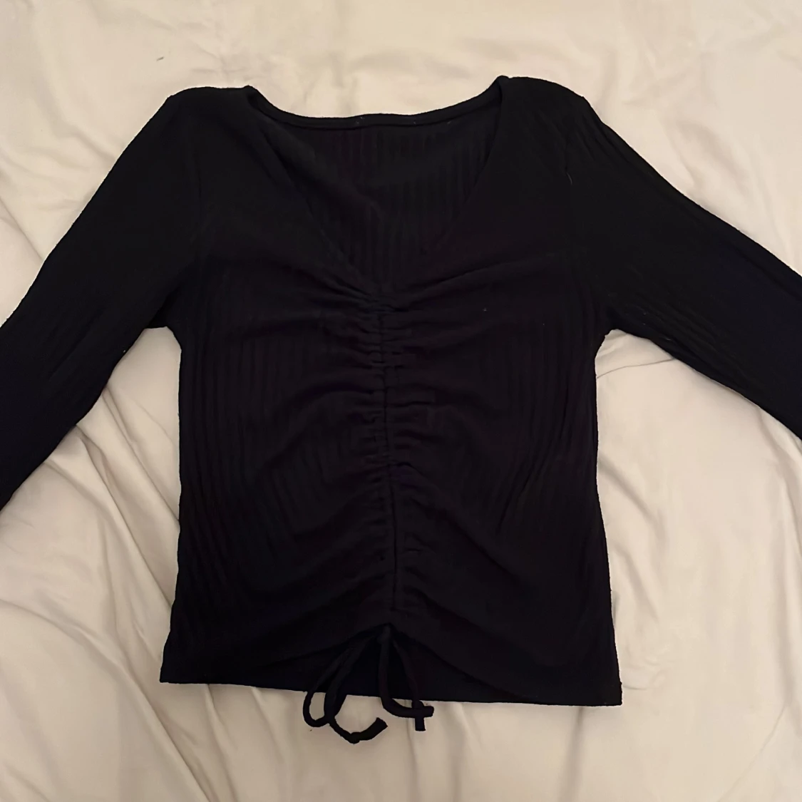Svart ribbad topp med knyt