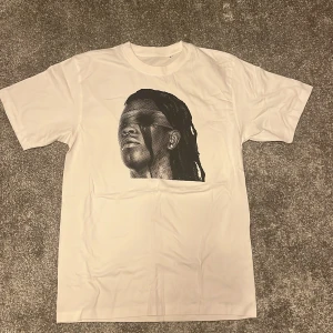 Vit t-shirt med tryck - Size M sitter som  en stor M -L
