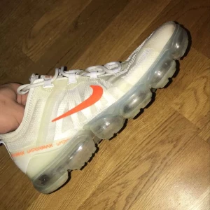 Nike vapor max skor - Nike By You Air Vapormax 2019 orange white.  Skorna saknar tunga annars är dom i bra skick. Bra skick. Kan sänka pris vid snabb affär.