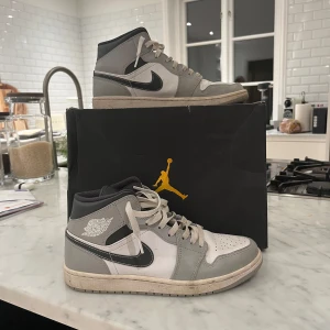 Nike Air Jordan 1 Light Smoke Grey Mid  - Säljer ett par feta jordans som är köpta från restocks. Väldigt bra skick och går att tvätta. Priset går att diskutera:)