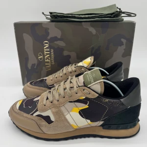 VALENTINO ROCKRUNNERS  - - Valentino Rockrunners- Skick: 8,5/10 - Tillbehör: Enbart skorna - Storlek 41 sitter som 42 - Nypris ca 7500kr // DeluxeCloset