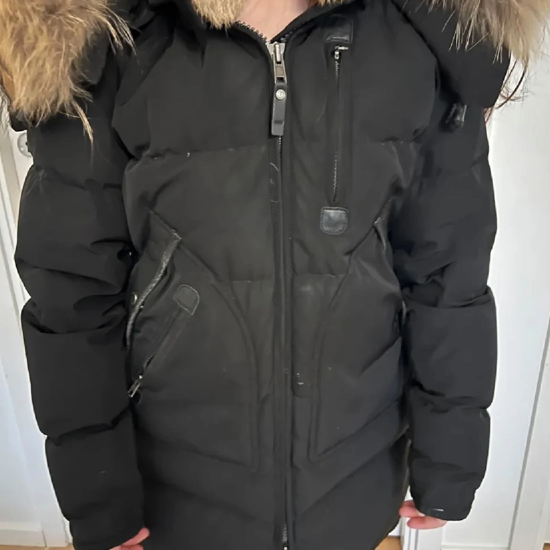 Svart dunjacka med pälsdetalj - 4