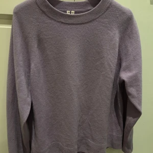 Kashmir tröja - Säljer denna lavendellila Kashmir tröja från Arket. Älskar denna men får sällan användning av den. Sparsamt använd