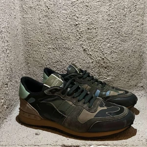 Valentino rockrunners - Riktigt feta valentino roxkeunners i storlek 41,5, passar även 42. Mycke bra skick utan märkvärdiga defekter, inget og tillkommer.