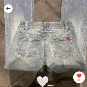 Lågmidjade bootcut jeans från only - Lågmidjade bootcut jeans i bra skick. Säljer eftersom att dem är för stora. Midjemått rakt över: 37 cm Innerbenslängd: 70cm. Skriv för fler frågor eller bilder!