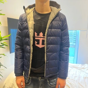 Ralph lauren jacka  - Hej, säljer nu denna eftertraktade jacka från Ralph lauren för sjukt bra pris. Knappt använd, skick 9/10. Ny pris ligger på 3295 och slutsåld överallt. 