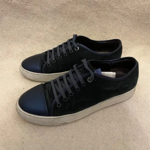 Mörkblå  Lanvin - Mörkblå Lanvins i mocka i en lite äldre model. Storlek: 43. Skick: 8/10, fint skick. Kontakta oss för fler bilder eller info!