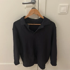 Massimo dutti mörkblå pikétröja - Säljer en stilren mörkblå pikétröja med klassisk krage från Massimo dutti. Perfekt för en avslappnad men ändå uppklädd look. Passar bra till både jeans och chinos.