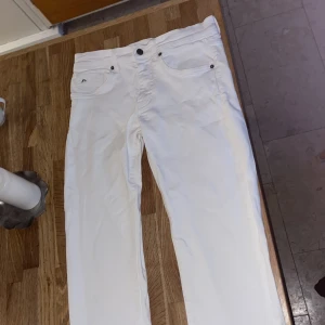 J Lindeberg jeans vita - Sjukt snygga märkesjeans i storlek 29/32 så passar dig som har tunnare midja. De är i trendig mid rise- slim fit och nypris ligger på 1500kr. Alla behöver ett par snygga vita jeans, funkar utmärkt till nyår dessutom🎉Byxorna är i jättebra skick och säljer billigast på plick så var snabb🙏🏽 endast goda omdömen så du kan vara säker på bra affär 🙏🏽👍🏼