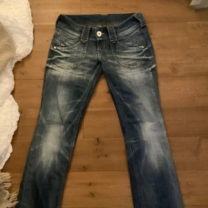 Blå jeans från Pepe Jeans - Snygga blå jeans från Pepe Jeans. Dem är bootcut och har snygga fickor på både fram och baksida❤️jeansen är låga i midjan. Säljer dem eftersom att de är för stora på mig❤️