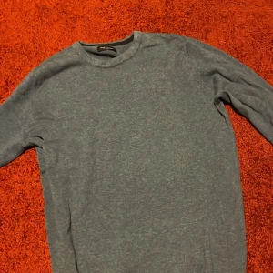 Blå tröja från Bruun & Stengade - Säljer en stilren blå tröja från Bruun & Stengade. Tröjan har en klassisk design med rund hals och långa ärmar, perfekt för en avslappnad look.