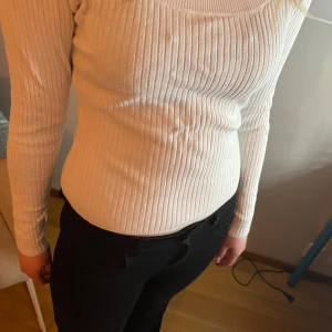 Vit ribbad topp - Stilren vit ribbad top från gina tricot. Storlek Small. Använd fåtal gånger. 🥥 kan diskuteras!