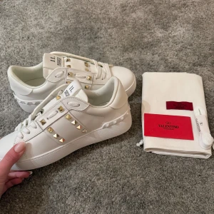 Valentino Skor - Säljer vidare helt nya Valentino Garavani Rockstud Untitled sneakers i storlek 39. Super snygga och har aldrig används. Ny pris på 8,500 sek