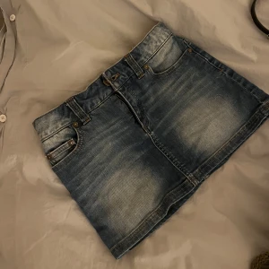 Jeanskjol från Massimo dutti - Jeanskjol från Massimo dutti💞💞💝💝💞storlek 134-140 funkar som Xs