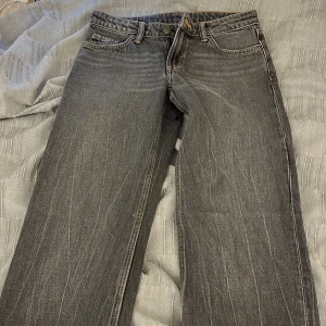 Grå jeans från Weekday - Snygga grå jeans från Weekday, i arrow stil😍
