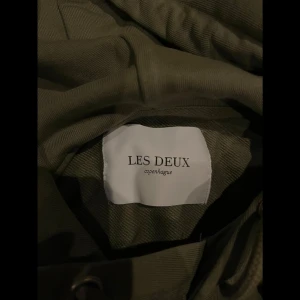 Olivgrön hoodie från Les Deux - Säljer en olivgrön hoodie från Les Deux. Skit snygg och jätteskön.