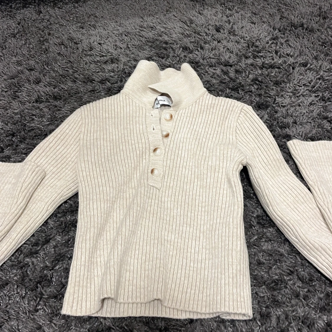 Beige ribbad polotröja från BHKA