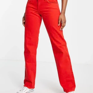 Röda jeans från Weekday - Snygga röda jeans från Weekday i modellen Arrow Low. rak passform. Enbart testat på så helt nya i stort sett! 