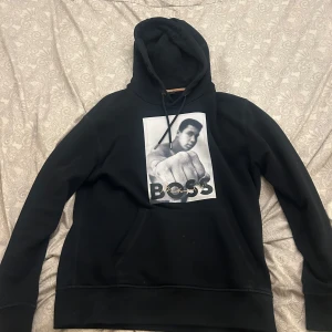 Hugo boss hoodie - Fräsh hihi boss hoodie, i princip som ny, kan knappt minnas att den används, skick 9/10, pris kan diskuteras.