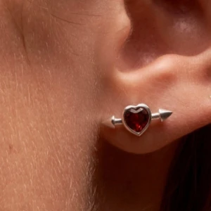 Örhänge - Maria Nilsdotter - Säljer detta örhänge ifrån Maria Nilsdotter på grund av att jag inte har använt det (jag fick det i present). Det är oanvänt och av jättwbra kvalitet. Originalpris 2995kr.