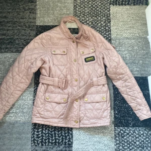 Barbour International Jacka - Säljer en Barbour International jacka för 1100kr eftersom den har stått i mitt garderob utan någon användning. Väldigt fin och det är en dam jacka Det står att den är en XL men den passar som S  Skick: 8/10 och ord pris är 2400 kr. Priset är inte fast