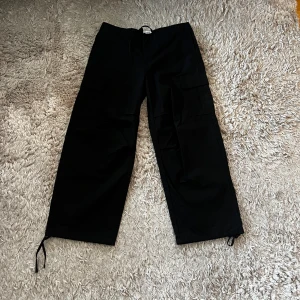 Weekday parachute byxor - Säljer ett par parachute byxor från weekday då de inte kommer till användning. Storlek S och i bra skick. Nypris är 670kr. Skriv vid minsta fråga eller fundering!