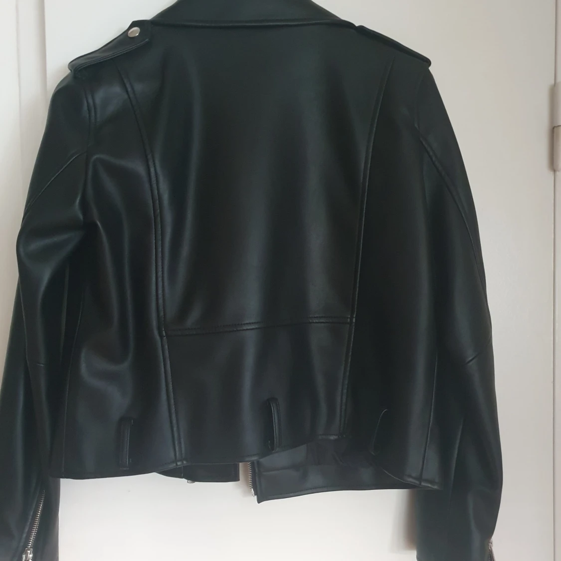 Svart läderimitation jacka från Zara - 91