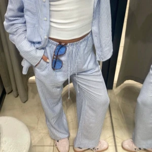 Pyjamasbyxor  - Hejj, säljer dessa super fina ljusblå randiga pyjamasbyxor som inte är använda, super gulliga och sköna. Kom privat för mer frågor ❤️🙏