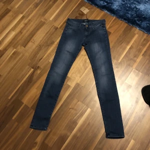 Replay jeans - Tja! Säljer dessa tre asfeta par Replay jeans i en bulk. Den är alla i storlek w28 l30 och passar någon som är lite smalare och ungefär 165-170 dem är i nyskick och ett par är helt nytt mvh emilgreken