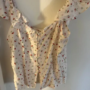 Blommig topp från hm - Jättefin blommig topp ifrån Hm, knappt använd och i nyskick! Slutsåld på hemsidan