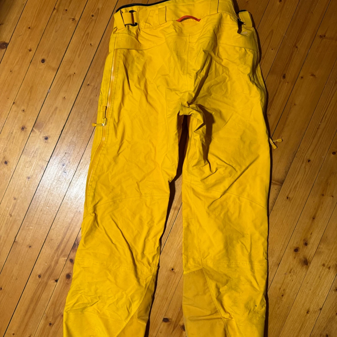 Gula GoreTex-byxor från Haglöfs - 90