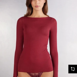 Röd långärmad topp - Använd två gånger mer julröd i färgen än på bilden, tror de slutat sälja den  ! Inga defekter ser nu ut! 