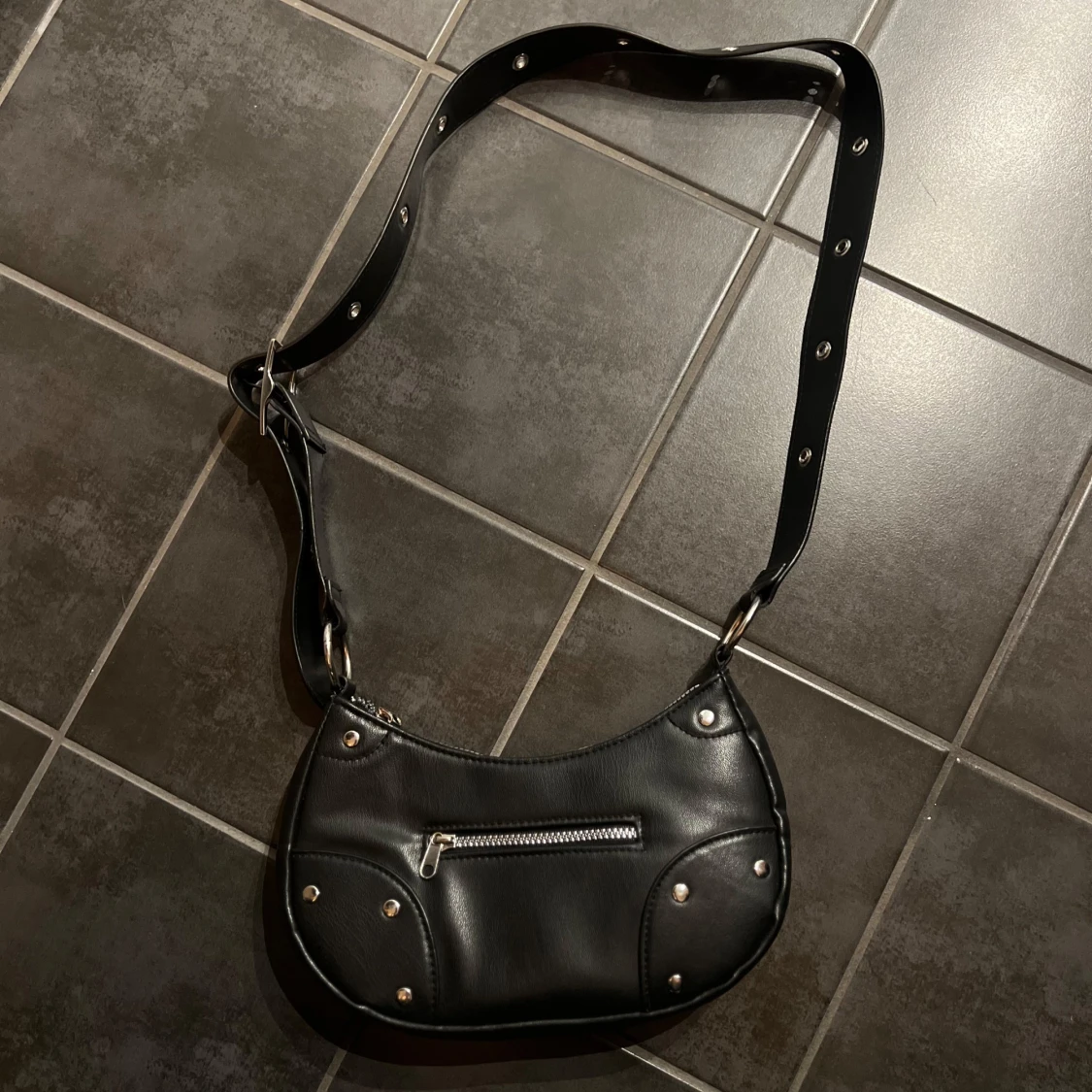 Svart axelväska med nitar