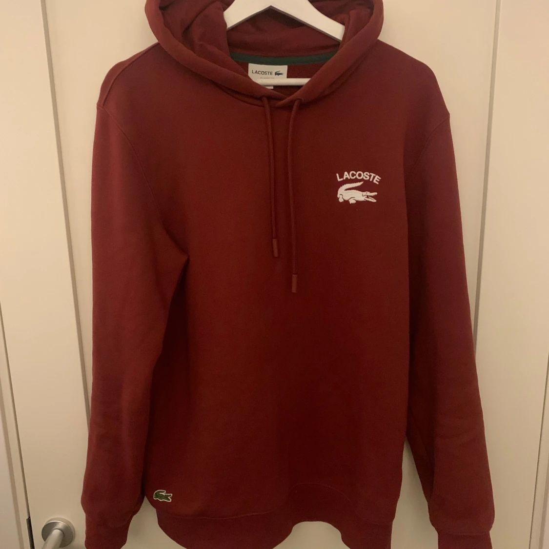 Vinröd hoodie från Lacoste