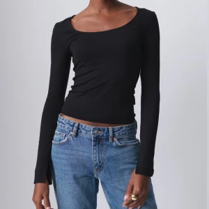 Svart långärmad topp från Gina Tricot - Snygg svart långärmad topp från Gina Tricot i storlek XS❤️ ärmarna har slitt längst ned.