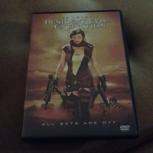 Resident Evil: Extinction DVD - DVD-film av Resident Evil: Extinction med actionfylld omslagsbild. Perfekt för fans av skräck och actiongenren.