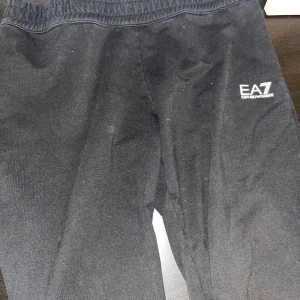 Armani byxor - Säljer mina feta Armani byxor för dem blivit för små. Står storlek M men sitter mer som Xs-S