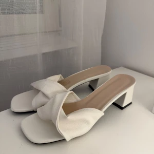 Vita sandaler med klack - Stilrena vita sandaler med bred klack och öppen tå, använda vid ett tillfälle, jag har storlek 38, klackarna är dock i 41 då dom är små i storleken, passar max 39 skulle jag säga, fler bilder kan skickas❤️