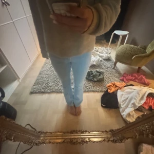Ljusblå jeans - jätte fina ljusblåa jeans från hm säljer då de e för korta för mig