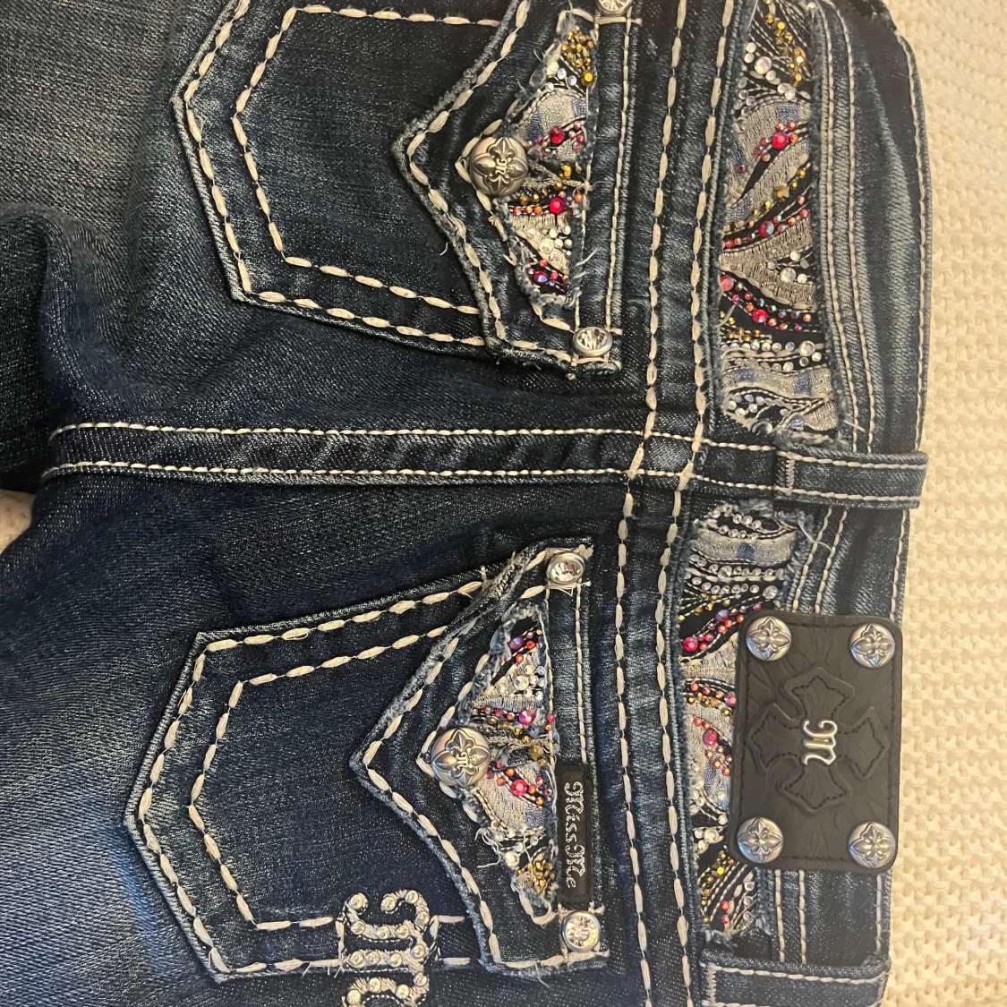 Blå jeans från Miss Me - 90