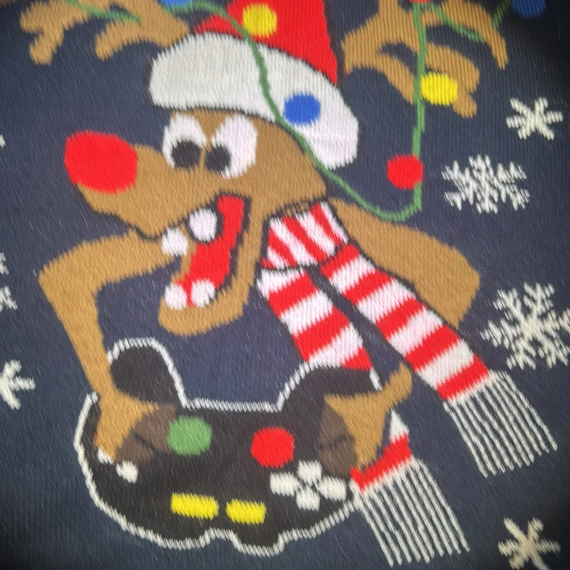 rolig jultröja med en gaming controll i handen - 91