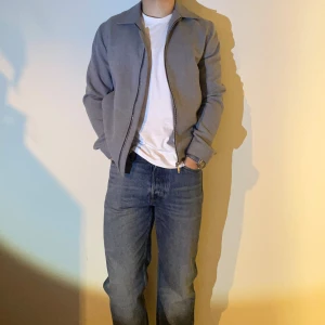 Grå overshirt  - Snygg grå overshirt med dragkedja framtill. Jackan har en stilren design med ribbade muddar vid ärmslut och nederkant. Perfekt för en casual look.