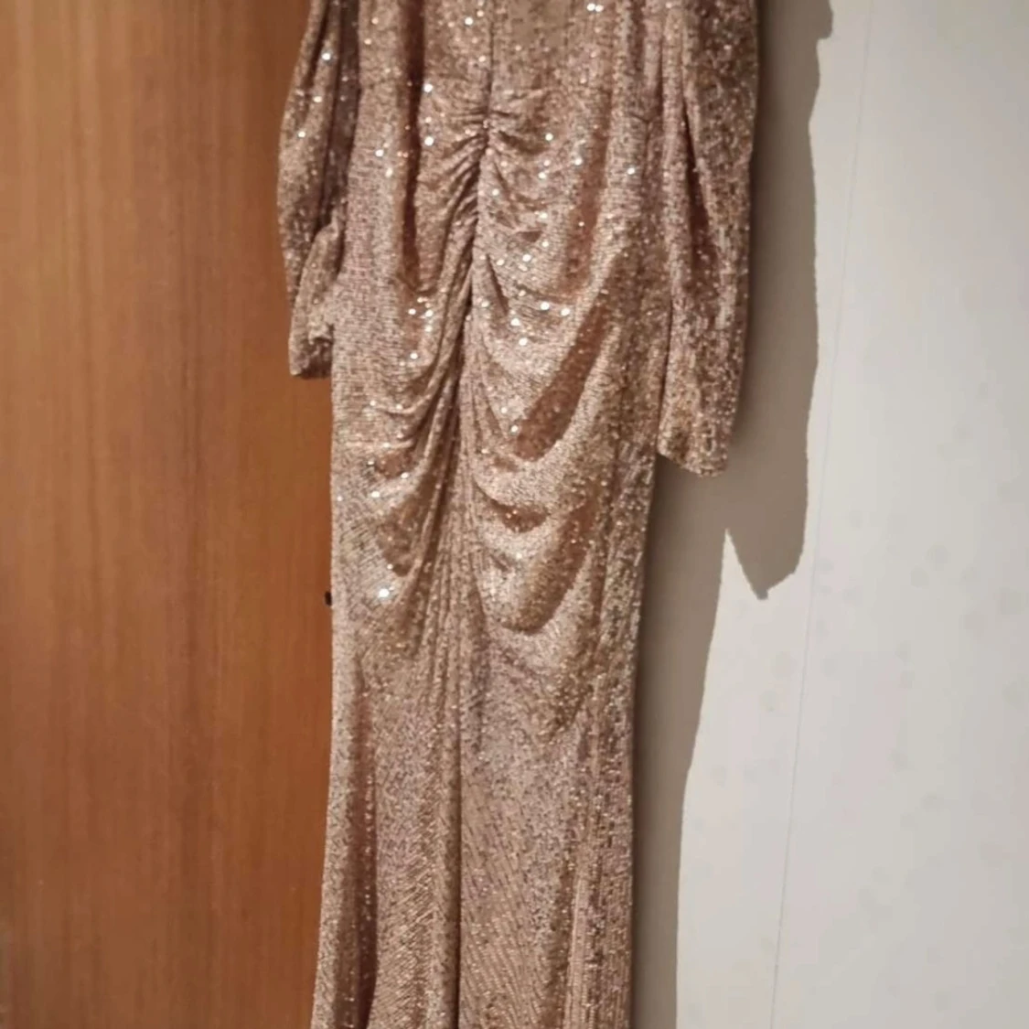 Glittrig långklänning i champagne - 90